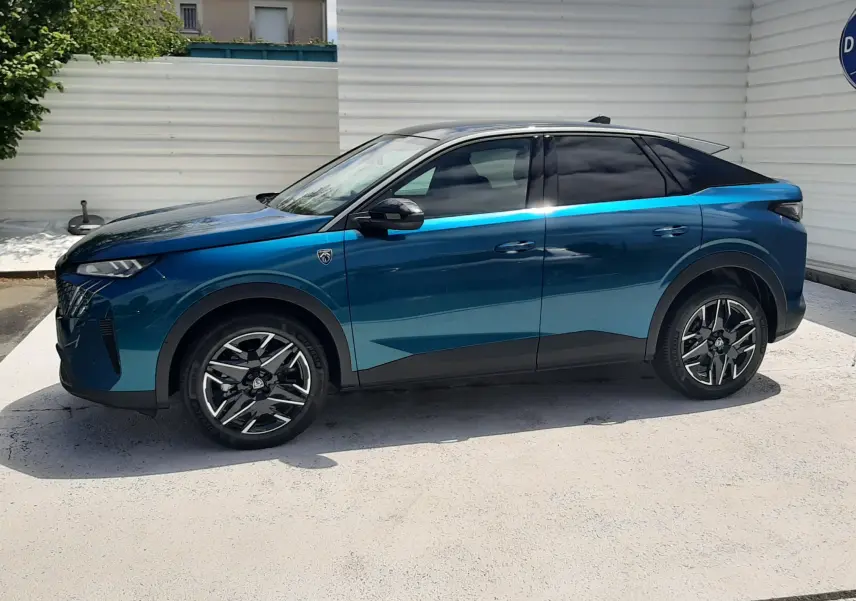 Peugeot 3008 1.2 Hybrid 145ch GT bleu obsession, vue profil côté gauche, jantes alliage et toit noir contrasté.