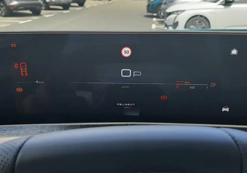 Tableau de bord numérique du Peugeot 3008 1.2 Hybrid 145ch GT, affichage épuré avec logo Peugeot visible.