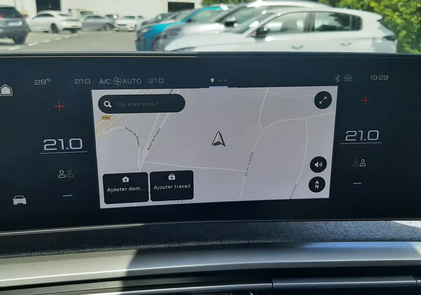 Vue intérieure du tableau de bord du Peugeot 3008 Hybrid 145ch GT 2026, écran tactile affichant la navigation.