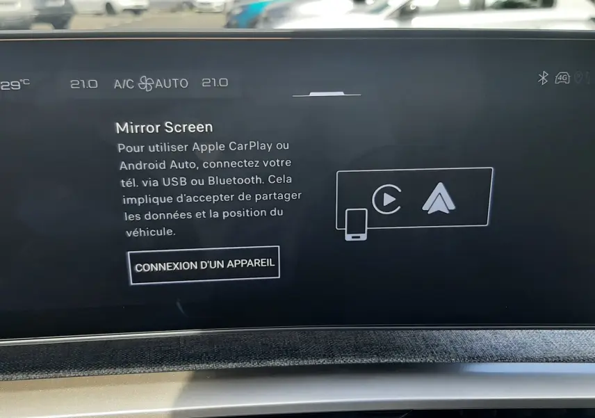 Écran central affichant la fonction Mirror Screen dans l'habitacle d'une Peugeot 3008 Bleu Obsession, vue intérieure.