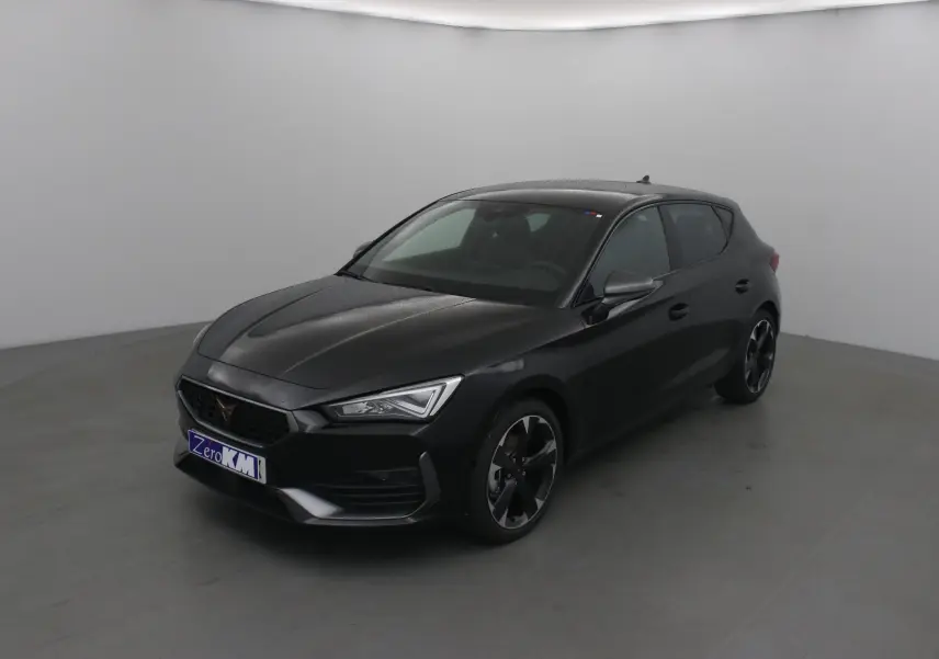 Vue 3/4 avant droite d'une CUPRA Leon noire 2023 avec jantes bi-ton et phares LED distinctifs.