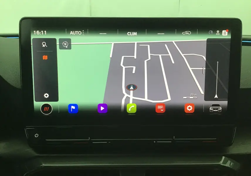 Écran central tactile du tableau de bord du CUPRA Leon noir 2023 affichant la navigation GPS en vue carte.