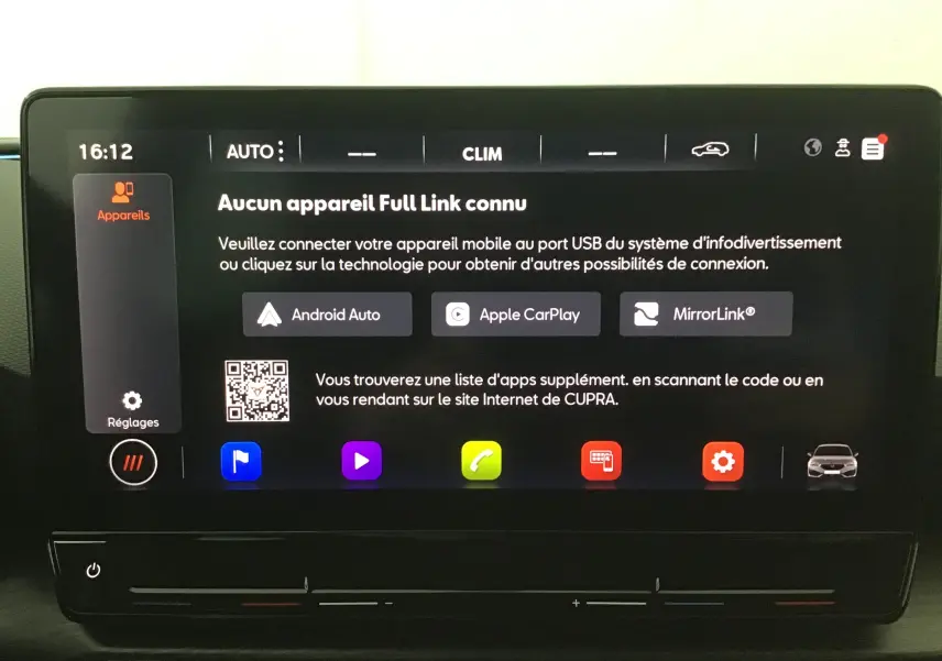 Écran tactile central du CUPRA Leon 2023 affichant les options de connexion Android Auto, Apple CarPlay et MirrorLink.