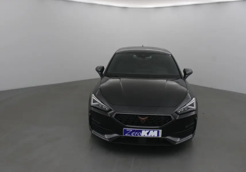 Vue avant d'une CUPRA Leon noire 2023 avec calandre noire et phares LED anguleux dans un studio gris.