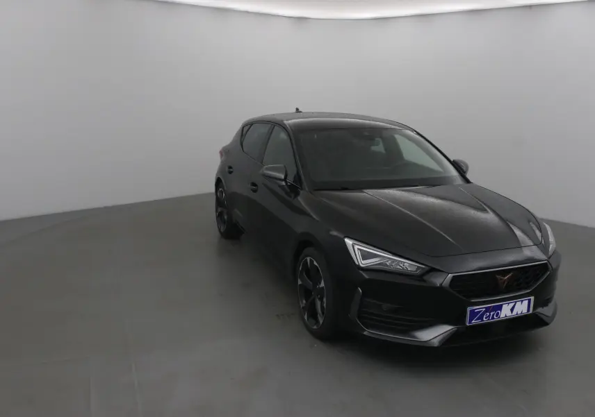 Vue 3/4 avant d'une CUPRA Leon noire 2023 avec jantes bi-ton et calandre marquée du logo Cupra.