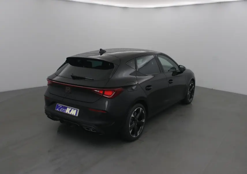 Vue 3/4 arrière droite d'une CUPRA Leon noire 2023 avec feux arrière LED et jantes bi-ton 18 pouces.