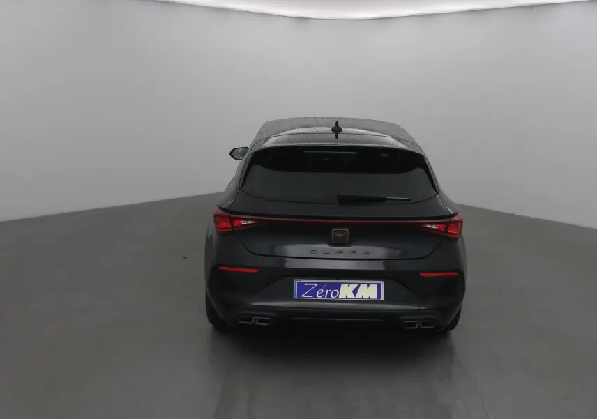 Vue arrière d'une CUPRA Leon noire 2023 avec feux LED reliés et double sortie d'échappement intégrée au pare-chocs.