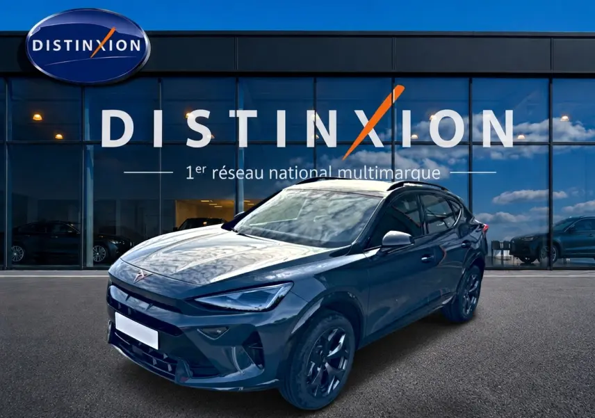 Vue 3/4 avant d'un CUPRA Formentor 1.5 etsi hybrid bleu fjord avec jantes noires devant un showroom Distinxion.