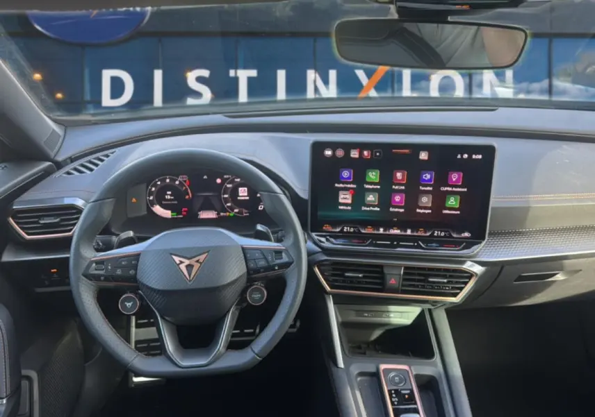 Intérieur de la CUPRA Formentor 2026 vu de face, volant cuir sport et écran tactile multifonction lumineux.