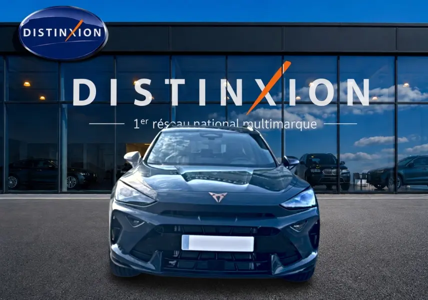 Vue avant d'un CUPRA Formentor bleu fjord 2026, avec calandre noire et logo CUPRA visible sur le capot.