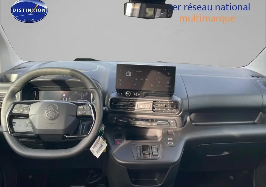 Vue intérieure du tableau de bord et volant cuir multifonction du Citroën Berlingo gris Artense 2025, avec écran tactile central.