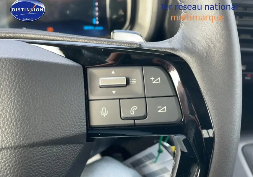 Gros plan sur les commandes audio et téléphone au volant cuir du Citroën Berlingo gris Artense 2025.