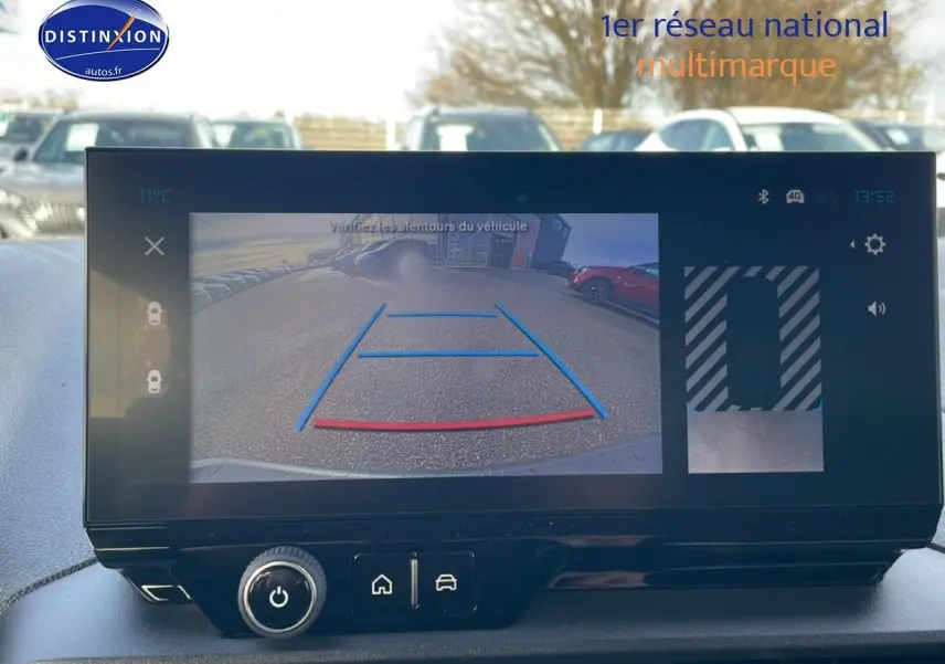 Écran tactile intérieur montrant la caméra de recul du Citroën Berlingo gris Artense, vue arrière en stationnement.