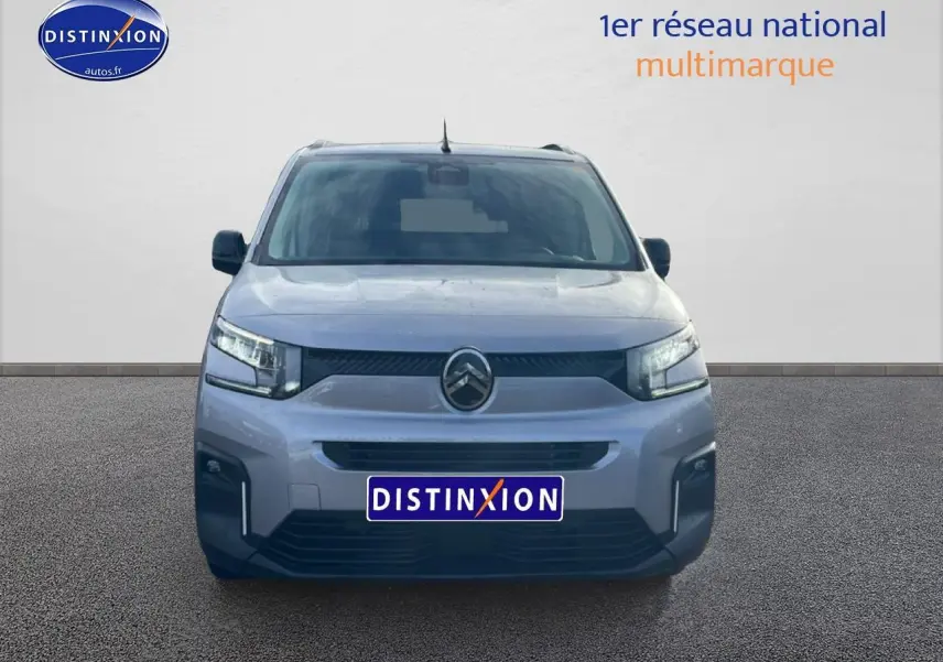 Vue avant frontale du Citroën Berlingo gris Artense avec calandre et phares LED distinctifs.