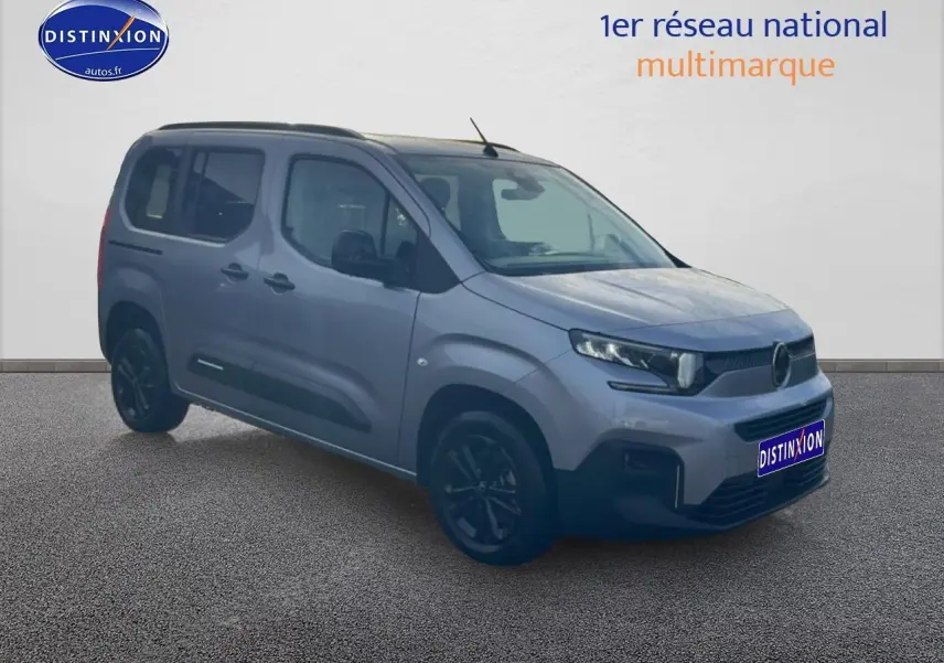 Vue 3/4 avant droite du Citroën Berlingo gris Artense avec barres de toit et jantes alu noires.