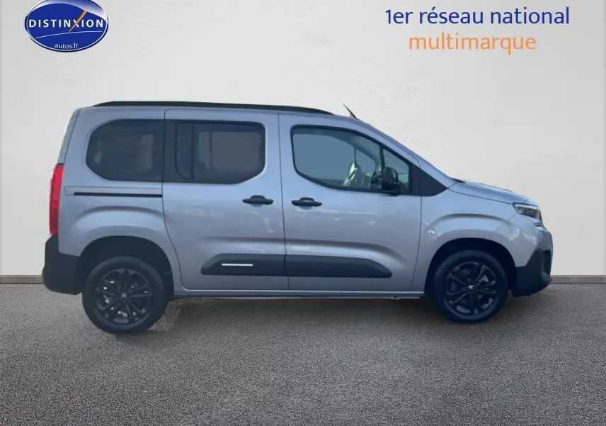 Vue de profil côté gauche d'un Citroën Berlingo gris Artense avec barres de toit et jantes alu noires.