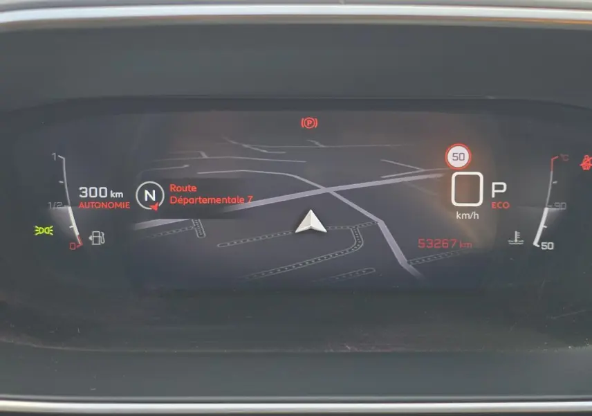 Affichage numérique du tableau de bord Peugeot 208 GT Pack, montrant la navigation et l'autonomie essence.