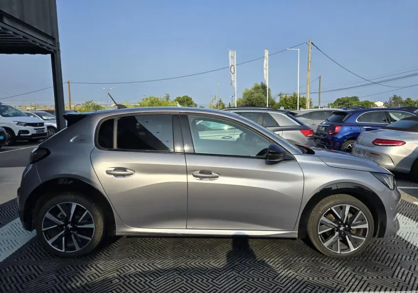 Peugeot 208 grise vue de profil côté gauche, avec jantes alliage 17'' et toit Black Diamond noir.