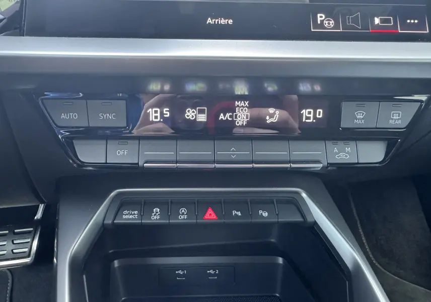 Tableau de bord de l'Audi A3 Sportback TDI 2.0 S-Line 2023, affichage numérique de la climatisation et commandes tactiles.
