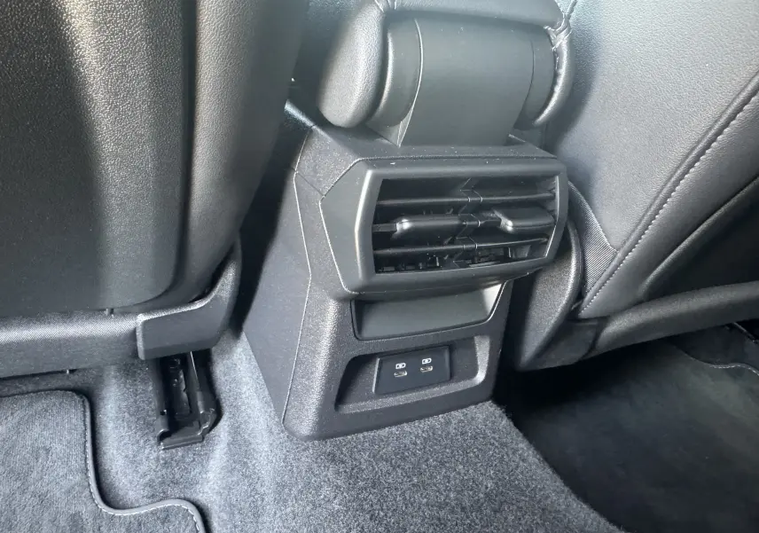 Détail de la console arrière noire avec bouches d'aération et ports USB dans l'Audi A3 Sportback gris 2023.