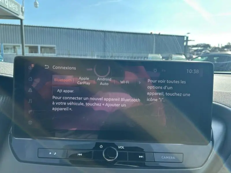 Écran tactile central du Nissan Juke 2025 affichant les options de connexion Bluetooth, Apple CarPlay et Android Auto.