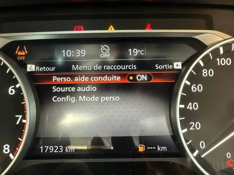Tableau de bord numérique du Nissan Juke 2025 montrant le menu d'aide à la conduite et le compteur kilométrique à 17923 km.