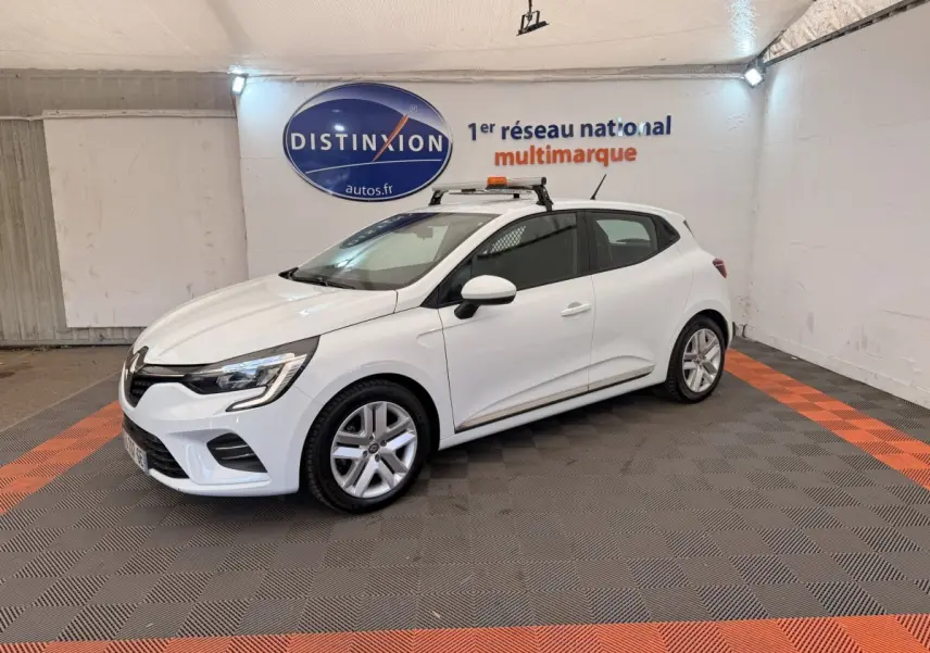 Renault Clio Business E-Tech hybride blanc vue 3/4 avant droit en intérieur avec toit équipé d'une rampe lumineuse.