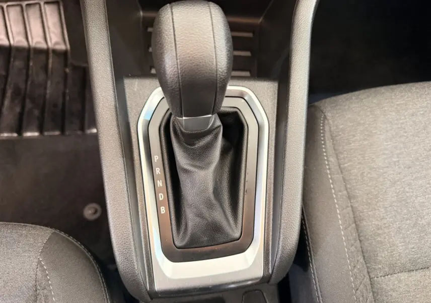 Gros plan sur la commande de la boîte automatique noire de la Renault Clio Business E-Tech hybride 2022, intérieur gris.