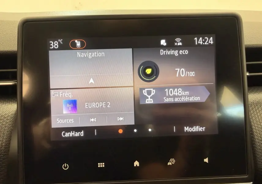 Écran tactile central de la Renault Clio Business E-Tech hybride 2022 affichant navigation et score éco conduite.