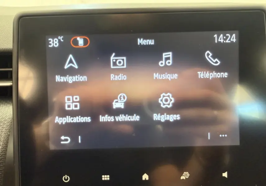 Écran tactile central de la Renault Clio Business E-Tech hybride 2022 affichant le menu principal avec navigation et radio.