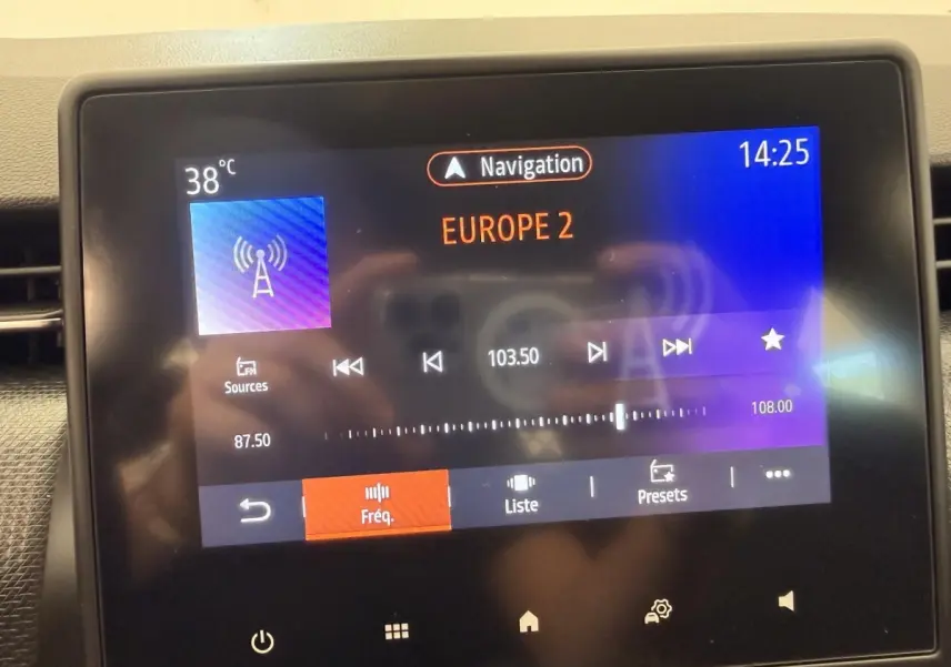 Écran tactile central de la Renault Clio Business E-Tech hybride 2022 affichant la radio et la navigation.