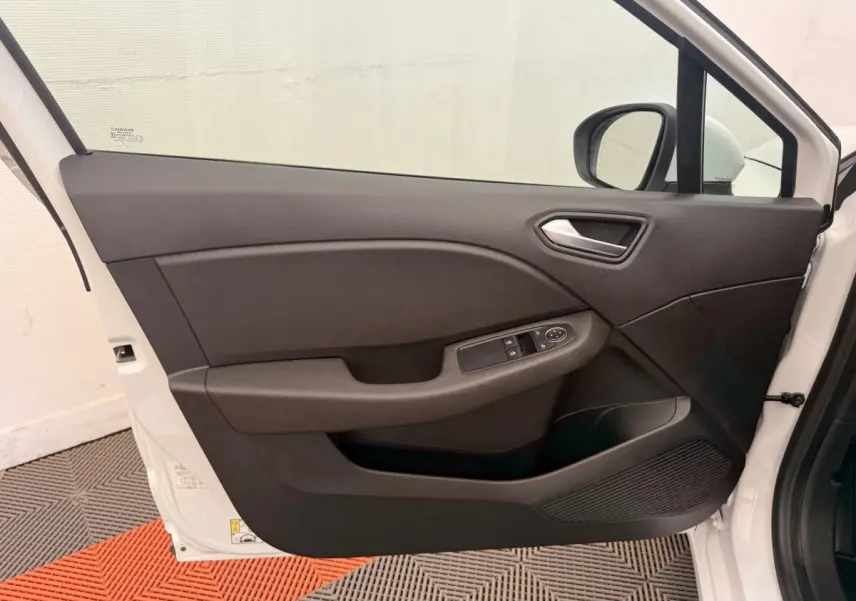 Vue intérieure de la porte avant gauche noire d'une Renault Clio Business E-Tech hybride blanche de 2022.