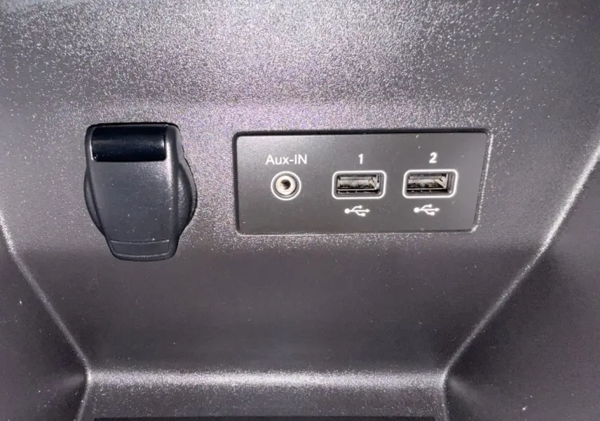 Prise USB double et port Aux-In noir dans l’habitacle de la Renault Clio Business E-Tech hybride 2022.