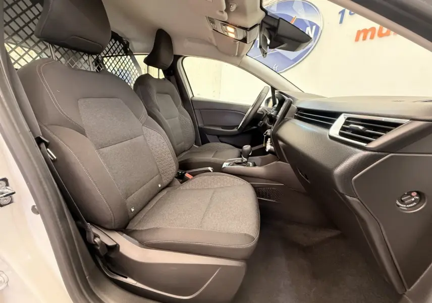 Vue intérieure côté gauche de la Renault Clio Business E-Tech hybride 2022 avec sièges tissu gris et tableau de bord noir.