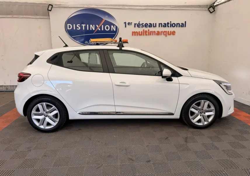 Profil droit d'une Renault Clio Business E-Tech hybride blanche 2022, avec jantes alliage et toit équipé d'un support orange.