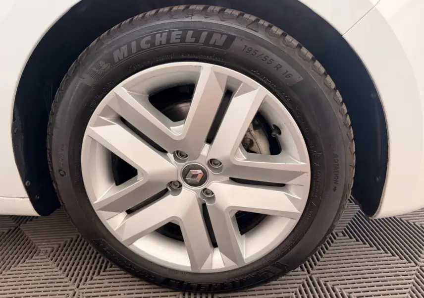 Gros plan sur la roue avant droite blanche d'une Renault Clio Business E-Tech hybride 2022 avec jante alliage et pneu Michelin.