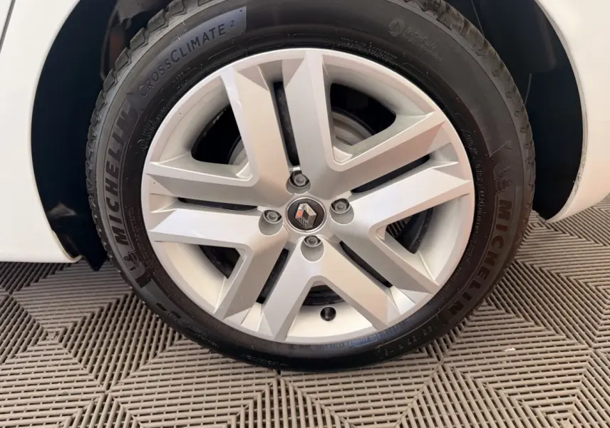 Gros plan sur la roue avant droite blanche d'une Renault Clio Business E-Tech hybride 2022 avec jante alliage et pneu Michelin.