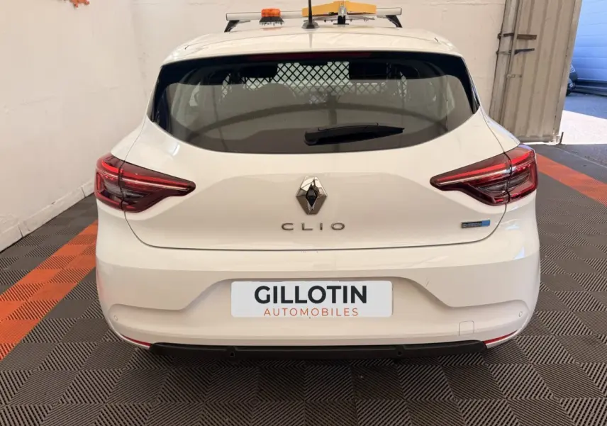 Vue arrière d'une Renault Clio blanche hybride avec feux LED et plaque d'immatriculation GILLOTIN Automobiles.