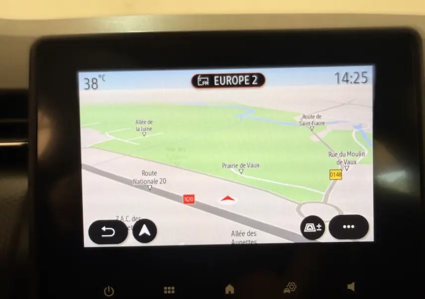 Écran tactile central affichant la navigation 3D de la Renault Clio Business E-Tech hybride blanche, vue intérieure.