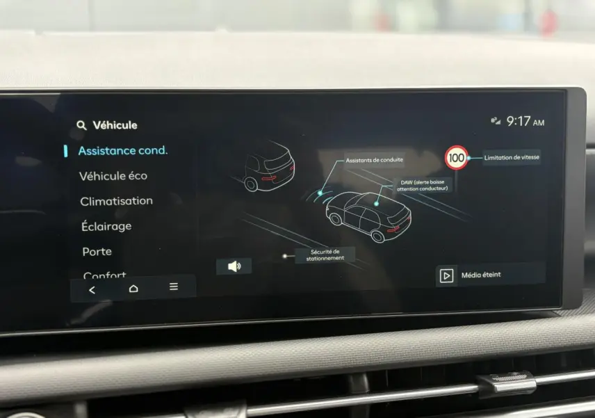 Écran tactile intérieur du Hyundai Tucson 2026 montrant les options d'assistance à la conduite et limitation de vitesse.