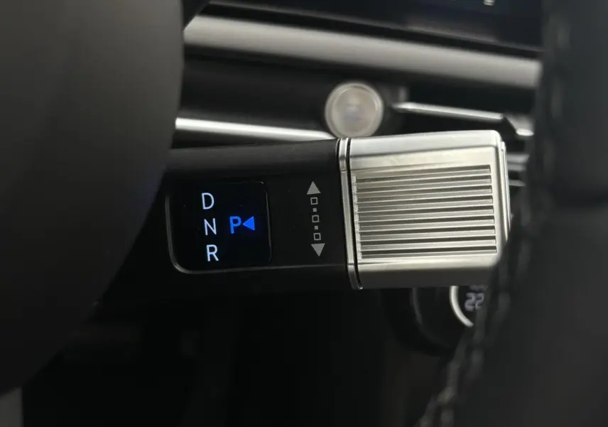 Gros plan sur la commande de boîte automatique avec affichage digital D, N, R, P dans un Hyundai Tucson blanc Atlas 2026.