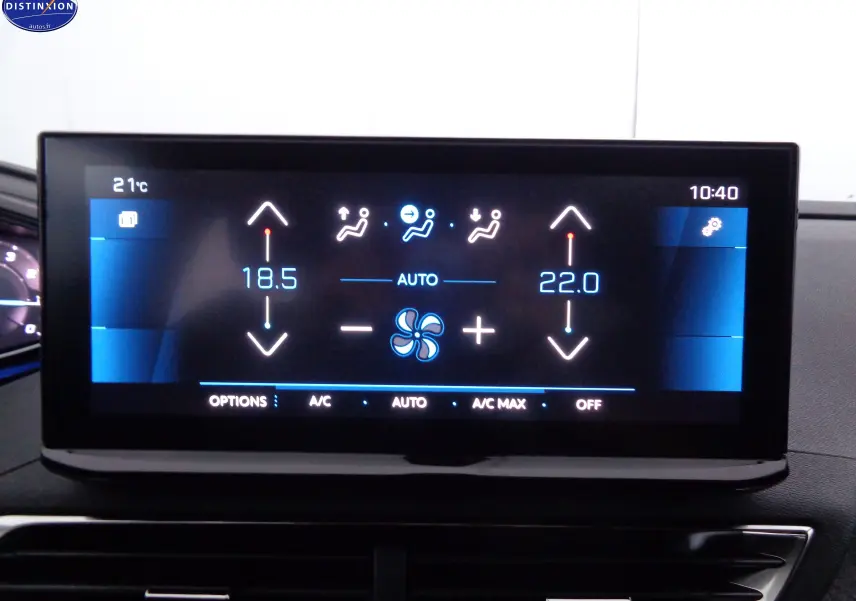 Écran tactile du système de climatisation automatique du Peugeot 3008 noir métal, affichant températures et réglages.