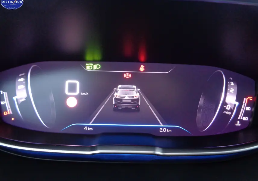 Tableau de bord numérique du Peugeot 3008 2023 affichant la vitesse à 0 km/h et une représentation du véhicule en vue arrière.