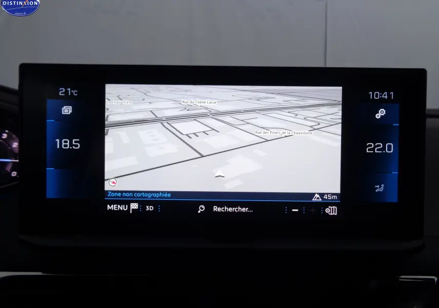 Écran central du tableau de bord du Peugeot 3008 2023 affichant la navigation et la température intérieure.