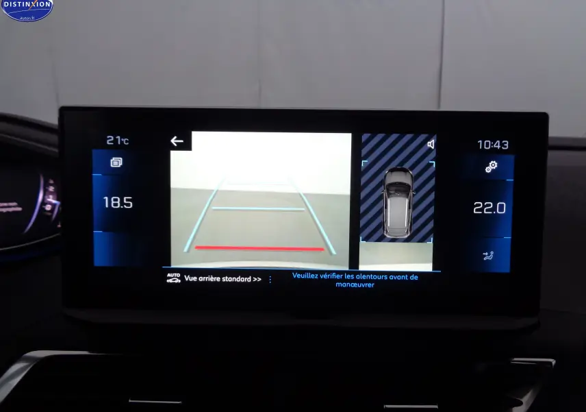 Écran multimédia du Peugeot 3008 noir métal 2023 affichant la caméra de recul et les réglages de température intérieure.