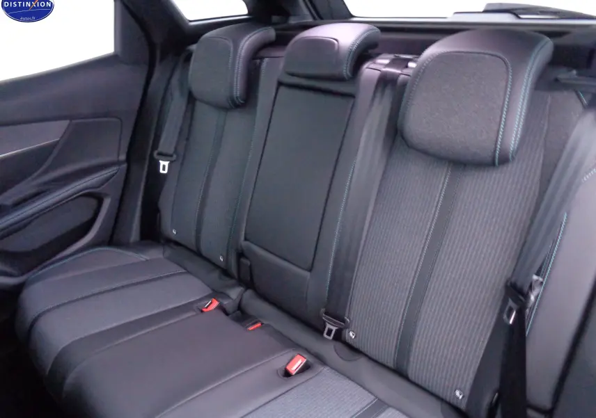 Vue intérieure des sièges arrière noirs avec surpiqûres bleues du Peugeot 3008 2023 finition Allure Pack.