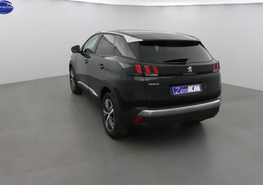 Peugeot 3008 noir métal vue 3/4 arrière droit dans un studio lumineux avec feux arrière distinctifs à griffes rouges.