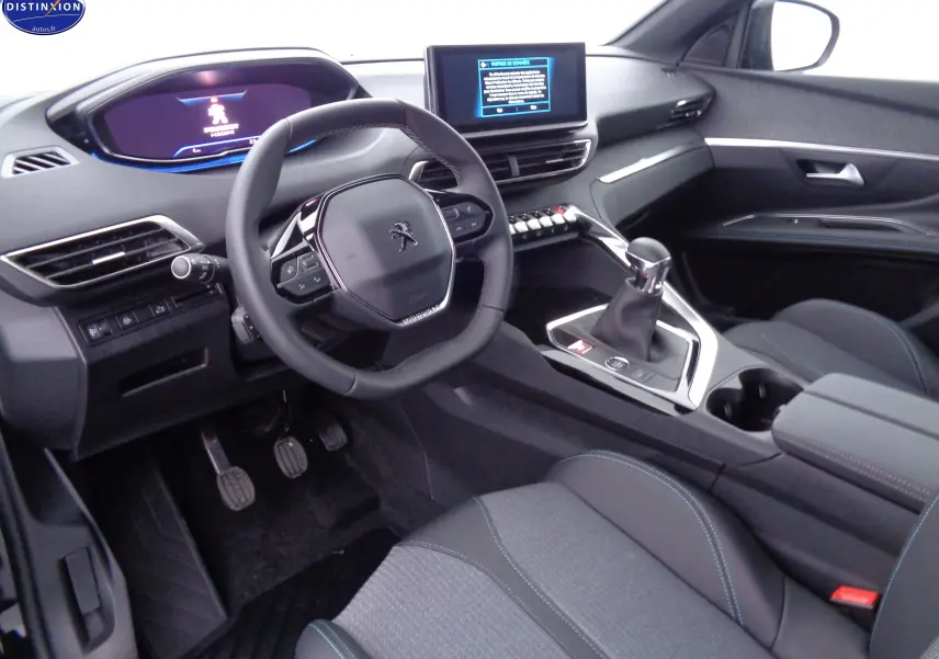 Intérieur du Peugeot 3008 2023 noir métal, vue côté conducteur, volant compact, écran tactile et levier de vitesse manuel.
