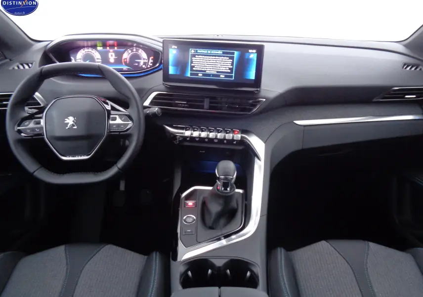 Intérieur du Peugeot 3008 2023 noir métal, vue frontale du tableau de bord avec écran tactile et volant compact.