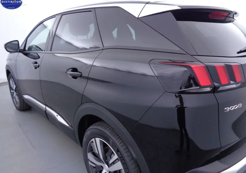 Vue 3/4 arrière côté gauche d’un Peugeot 3008 noir métal 2023 avec feux arrière à griffes rouges distinctifs.